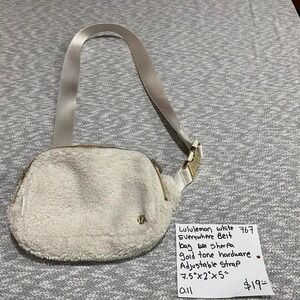 Lululemon white Everywhere Belt bag with Sherpa lining. SKU767 #lululemon